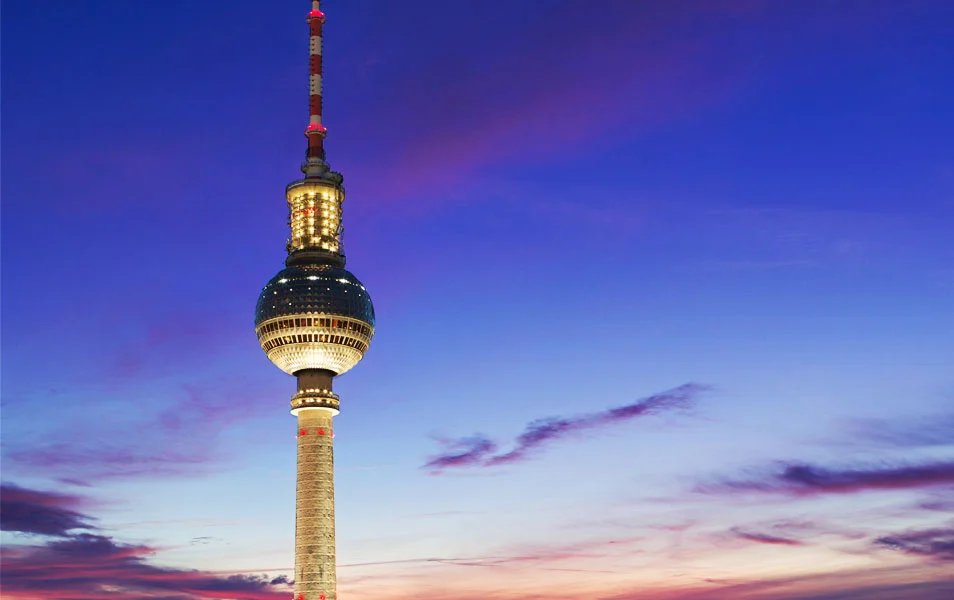 Icónica Torre de televisión de Berlín de noche.
