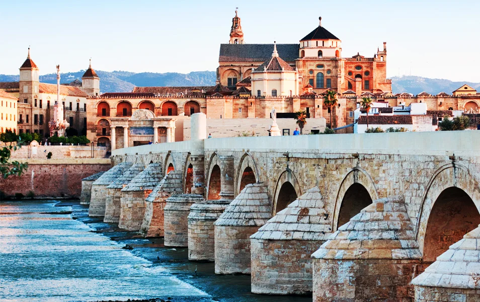 Imagen del Puente Romano y de la mezquita de Córdoba, emblemas del turismo en Andalucía