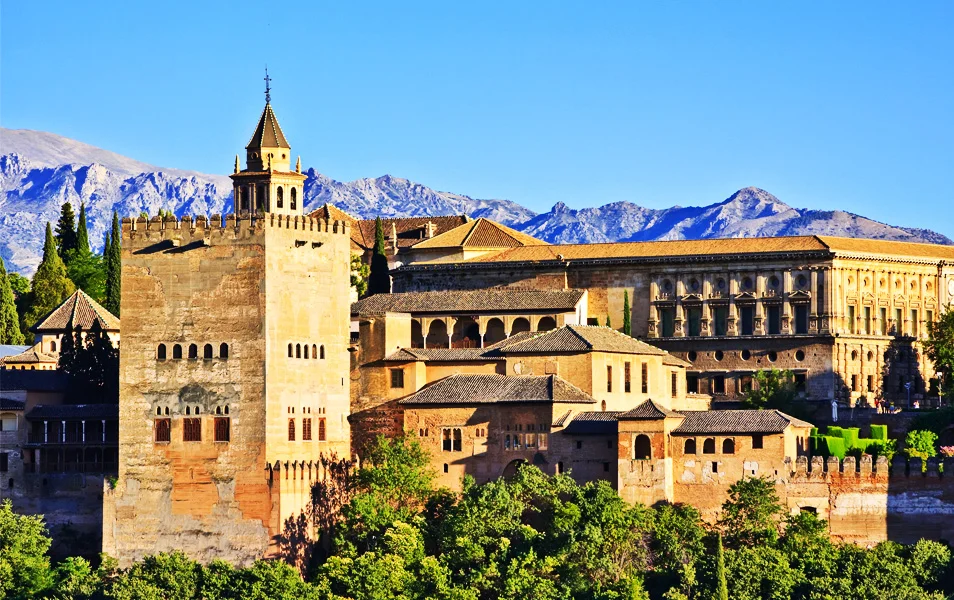 Vista del casco antiguo de Granada al atardecer