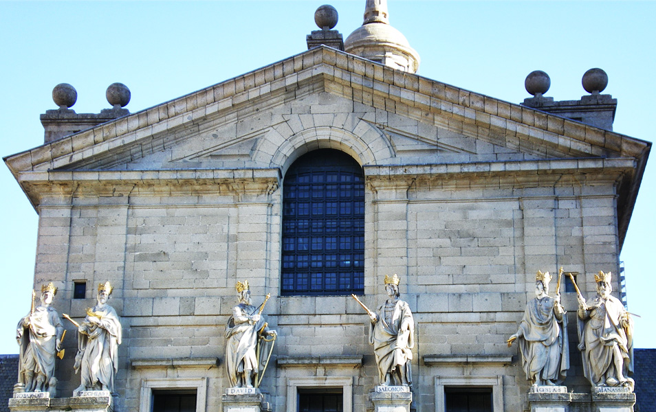 Fotografía de las estatuas del Escorial tomada en la visita Valle de los caídos