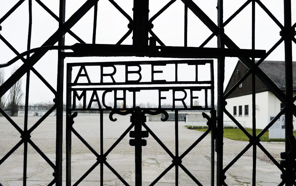 Puerta de acceso en la visita al campo de concentración de Dachau