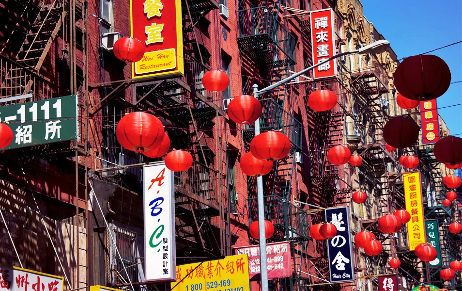 Barrio de Chinatown en el Tour Contrastes con Misa Gospel
