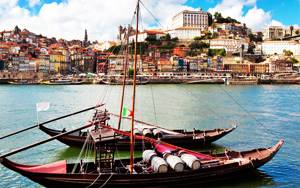 Foto de un rabelo, embarcación tradicional de Oporto, en Portugal