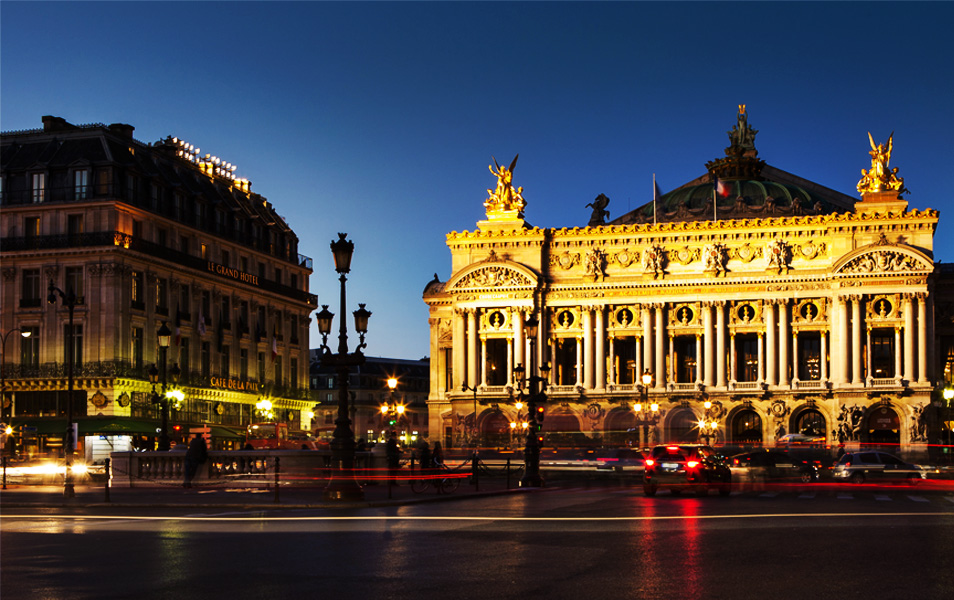Vista nocturna de la Opera Garnier de Paris