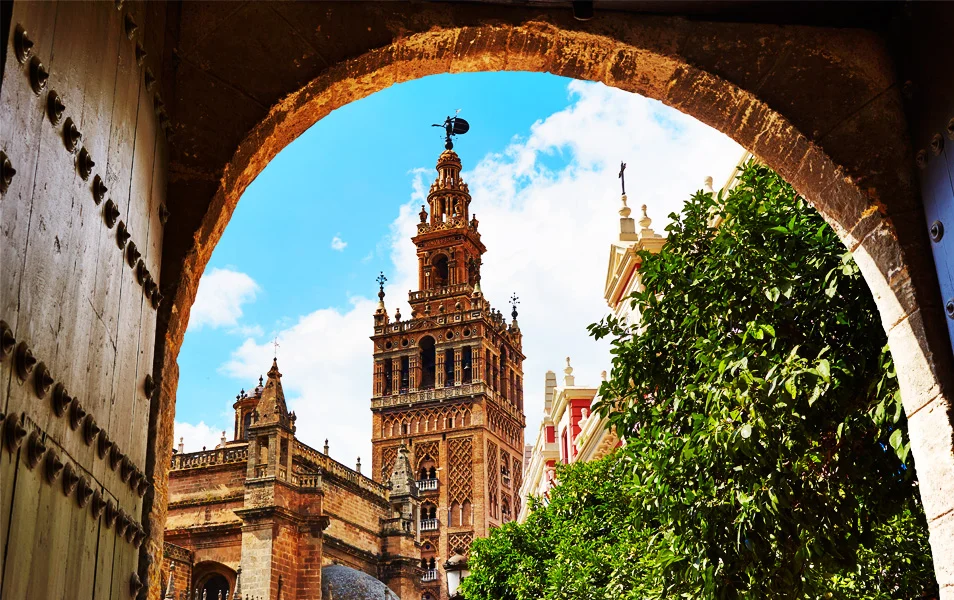 Vista de la Giralda y de la Catedral de Sevilla, Andalucía