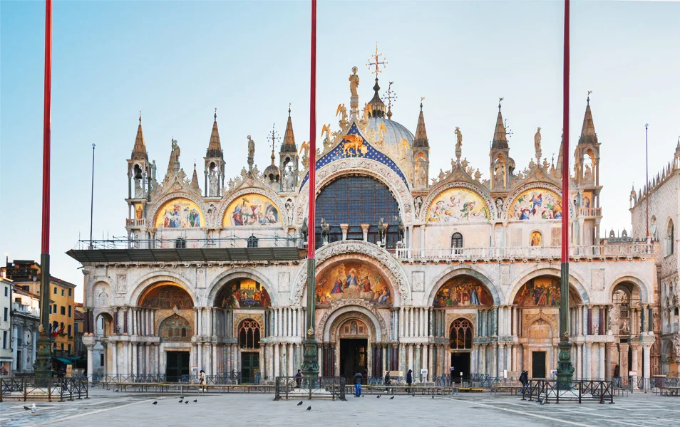 Fachada de la basílica de San Marcos en la Venecia bizantina