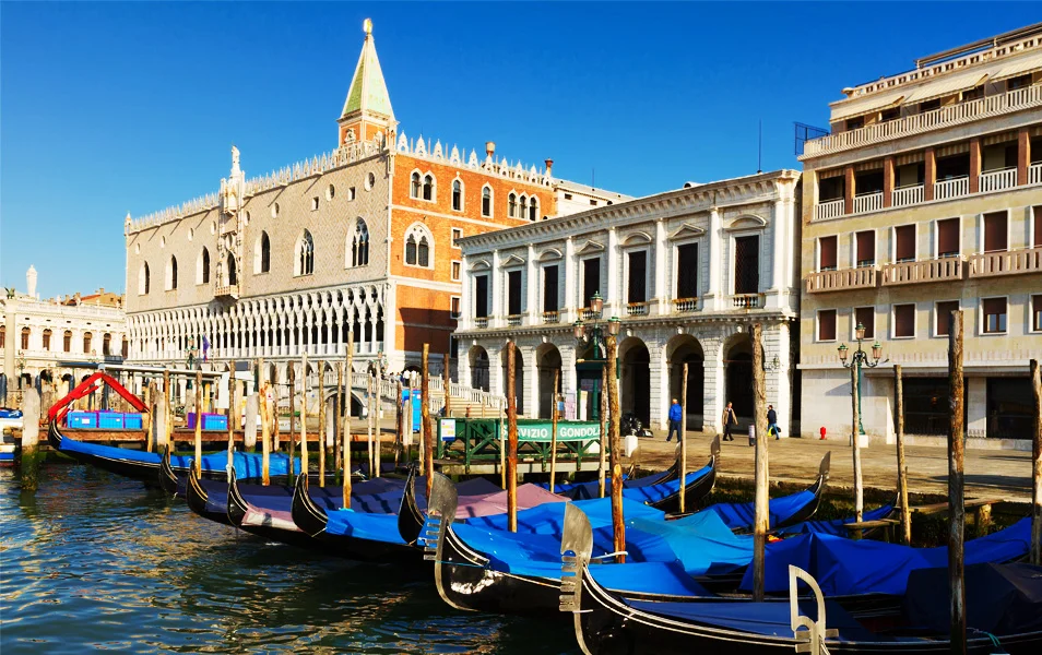 Góndolas y el Palacio Ducal a orillas de los canales de Venecia.