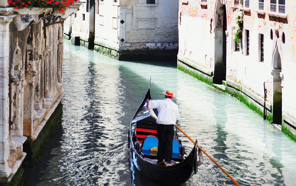 Gondolero tradiciones en los canales de Venecia